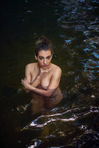 Ensaio de Nu Artístico em Florianopolis. Projeto Floresta Nua de autoria do fotografo Ricardo Zanetta. Beleza natural, empoderamento,poesia, encantamento, naturalidade, liberdade, encontro com a natureza, vida livre, inspiração rainha Aslaug Viking.