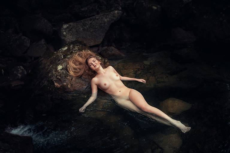 Ensaio de Nu Artístico em Florianopolis. Projeto Floresta Nua de autoria do fotografo Ricardo Zanetta. Beleza natural, empoderamento,poesia, encantamento, naturalidade, liberdade, encontro com a natureza, vida livre, inspiração rainha Aslaug Viking.