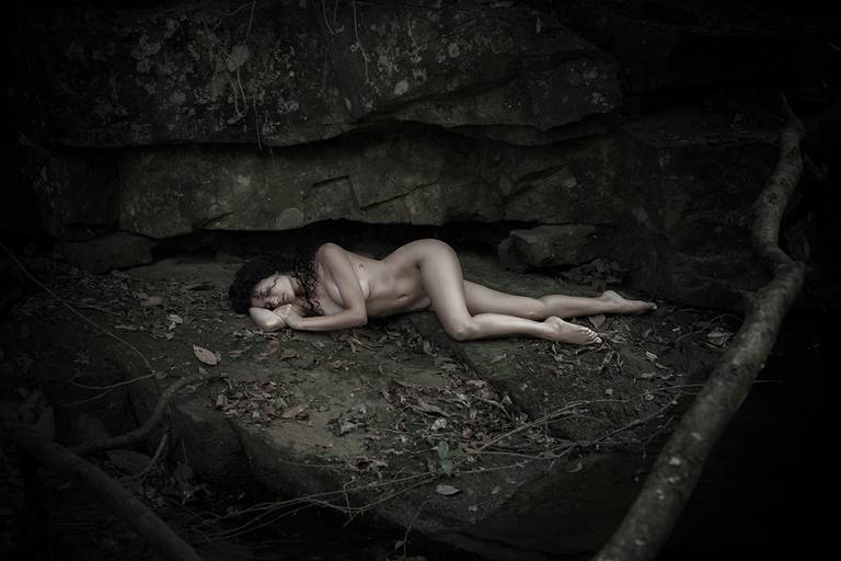 Ensaio de Nu Artístico em Florianopolis. Projeto Floresta Nua de autoria do fotografo Ricardo Zanetta. Beleza natural, empoderamento,poesia, encantamento, naturalidade, liberdade, encontro com a natureza, vida livre, inspiração rainha Aslaug Viking.