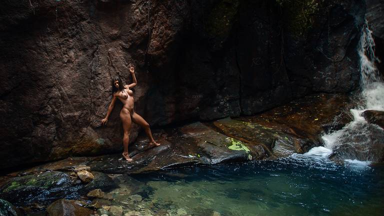 Ensaio de Nu Artístico em Florianopolis. Projeto Floresta Nua de autoria do fotografo Ricardo Zanetta. Beleza natural, empoderamento,poesia, encantamento, naturalidade, liberdade, encontro com a natureza, vida livre, inspiração rainha Aslaug Viking.