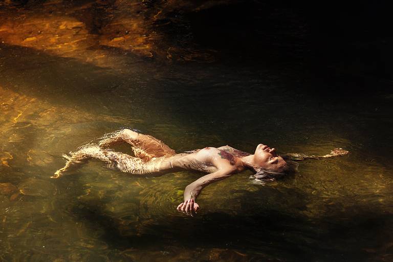Ensaio de Nu Artístico em Florianopolis. Projeto Floresta Nua de autoria do fotografo Ricardo Zanetta. Beleza natural, empoderamento,poesia, encantamento, naturalidade, liberdade, encontro com a natureza, vida livre, inspiração rainha Aslaug Viking.