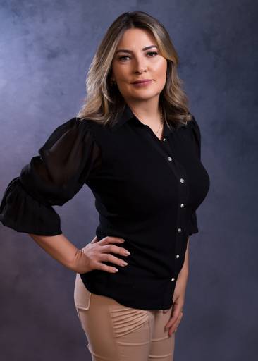 foto corporativa mulher em pé