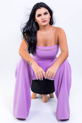 mulher morena sentada