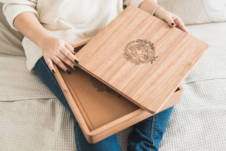 ÁLBUM 30X30CM - CAPA DE COURINO GRAVADO A LASER COM ESTOJO DE MADEIRA