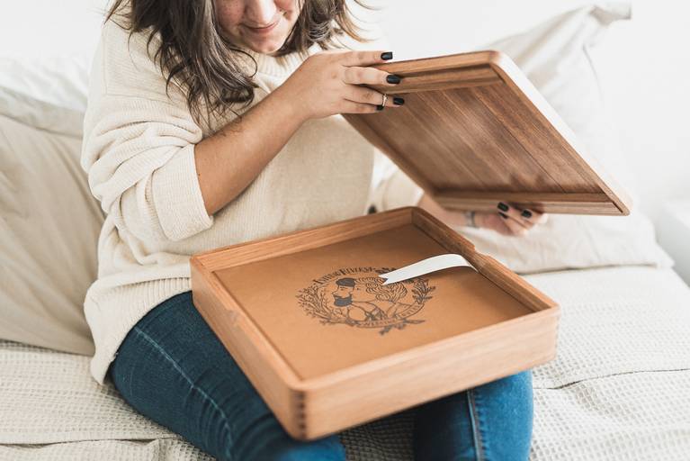 ÁLBUM 30X30CM - CAPA DE COURINO GRAVADO A LASER COM ESTOJO DE MADEIRA