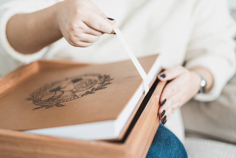 ÁLBUM 30X30CM - CAPA DE COURINO GRAVADO A LASER COM ESTOJO DE MADEIRA