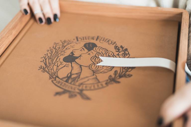 ÁLBUM 30X30CM - CAPA DE COURINO GRAVADO A LASER COM ESTOJO DE MADEIRA