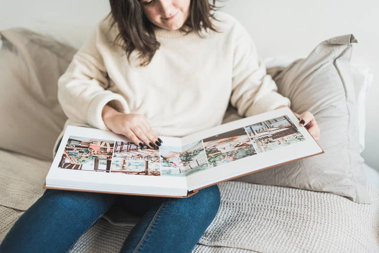 ÁLBUM 30X30CM - CAPA DE COURINO GRAVADO A LASER COM ESTOJO DE MADEIRA