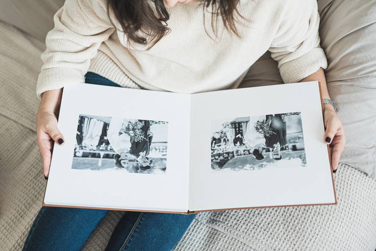 ÁLBUM 30X30CM - CAPA DE COURINO GRAVADO A LASER COM ESTOJO DE MADEIRA