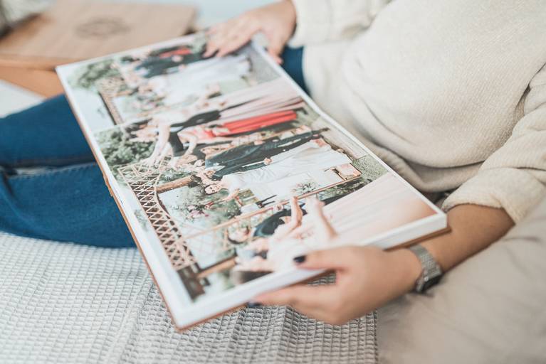 ÁLBUM 30X30CM - CAPA DE COURINO GRAVADO A LASER COM ESTOJO DE MADEIRA