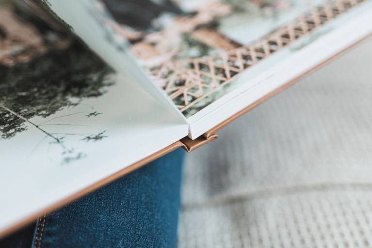 ÁLBUM 30X30CM - CAPA DE COURINO GRAVADO A LASER COM ESTOJO DE MADEIRA