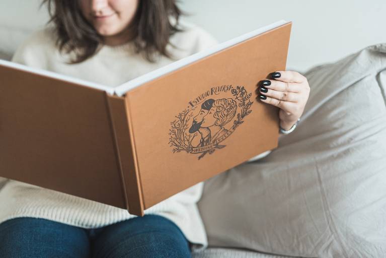 ÁLBUM 30X30CM - CAPA DE COURINO GRAVADO A LASER COM ESTOJO DE MADEIRA