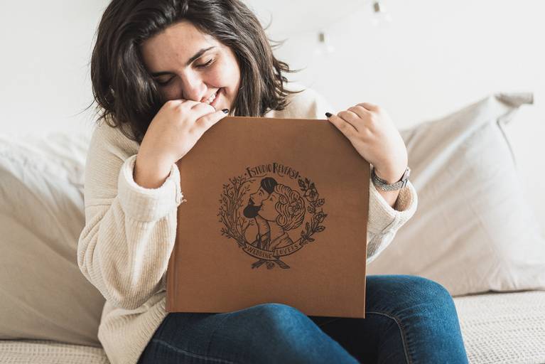 ÁLBUM 30X30CM - CAPA DE COURINO GRAVADO A LASER COM ESTOJO DE MADEIRA