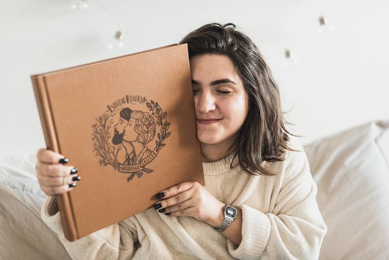 ÁLBUM 30X30CM - CAPA DE COURINO GRAVADO A LASER COM ESTOJO DE MADEIRA