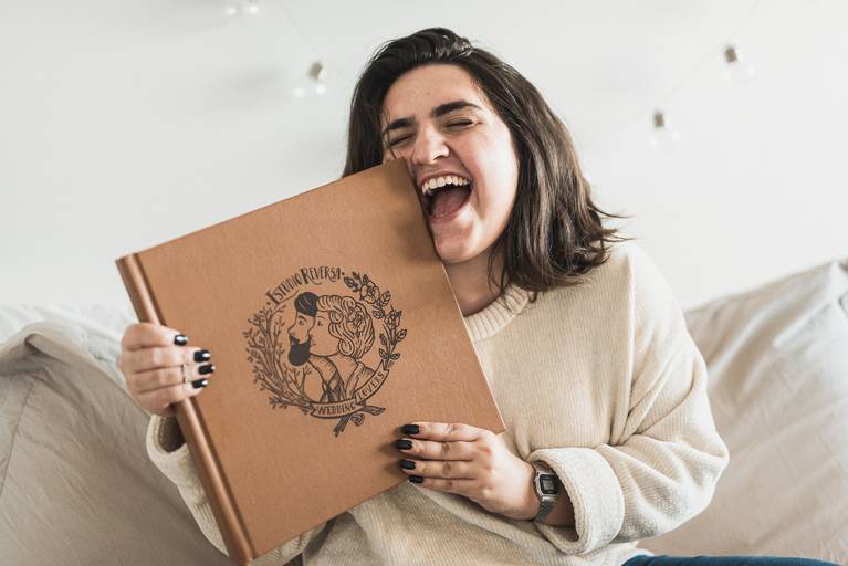 ÁLBUM 30X30CM - CAPA DE COURINO GRAVADO A LASER COM ESTOJO DE MADEIRA