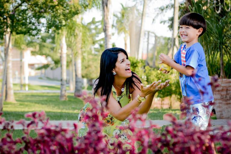 mae e filho brincando em ensaio 