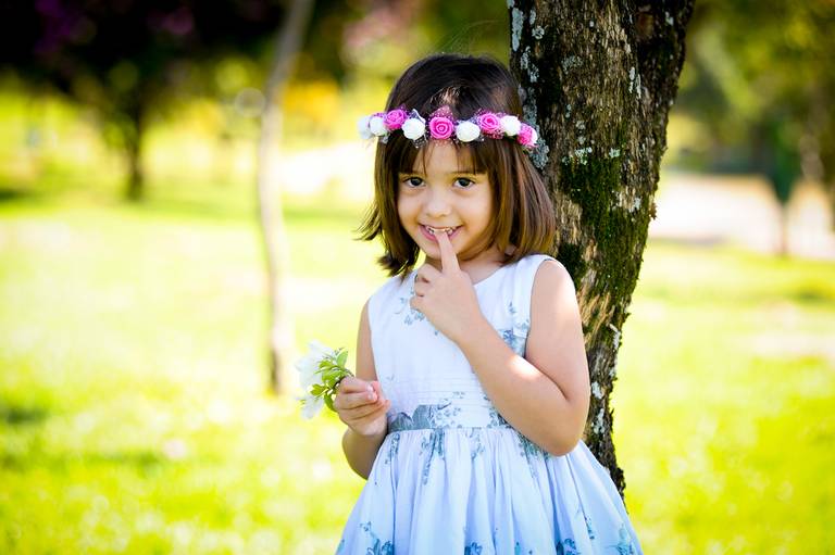 menina com dedo na boca