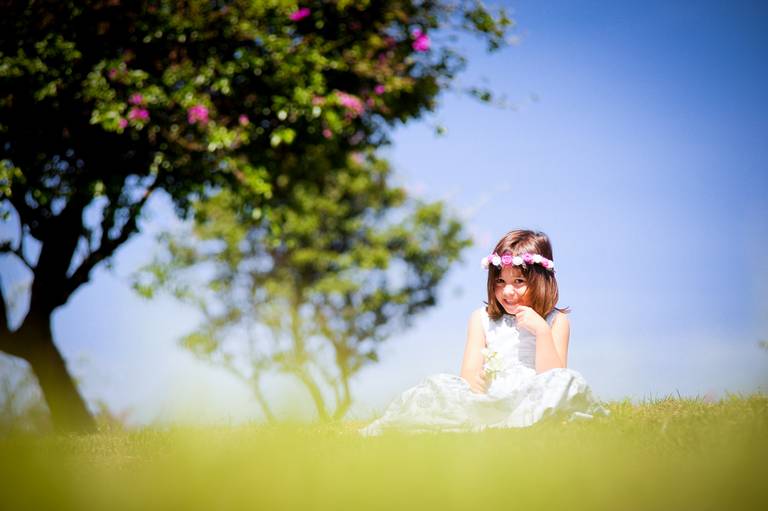 menina sentada na grama