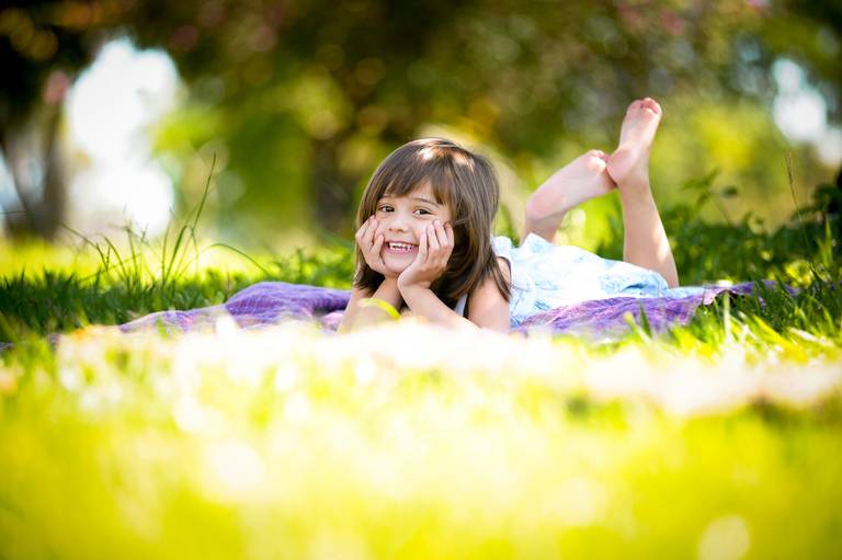 menina deitada na grama