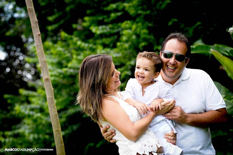 familia com filho no colo