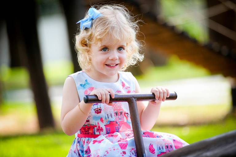 menina loira brincando em parque