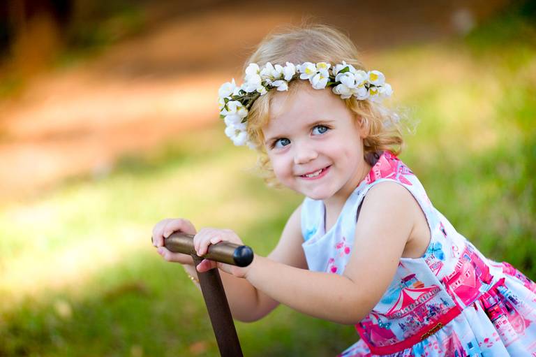 menina loira brincando