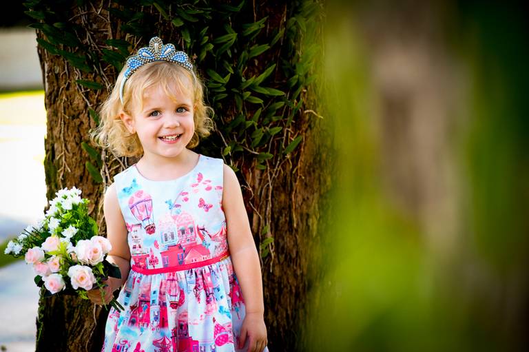 menina loira segurando flores