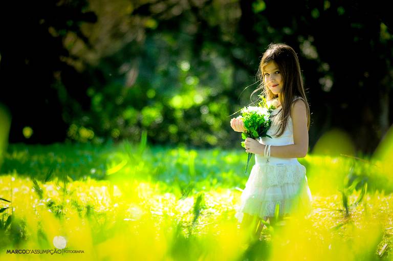 menina de vestido branco segurando buque