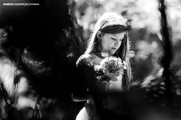 menina segurando buque em foto preto e brnaco