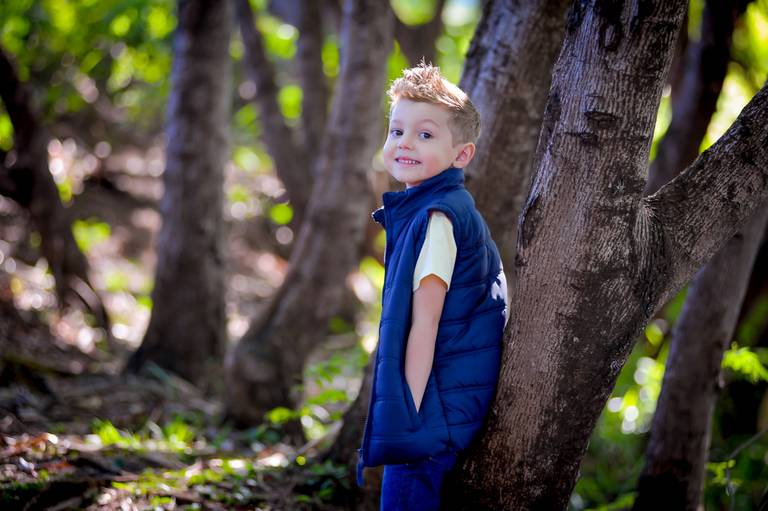 menino com a mao no bolso