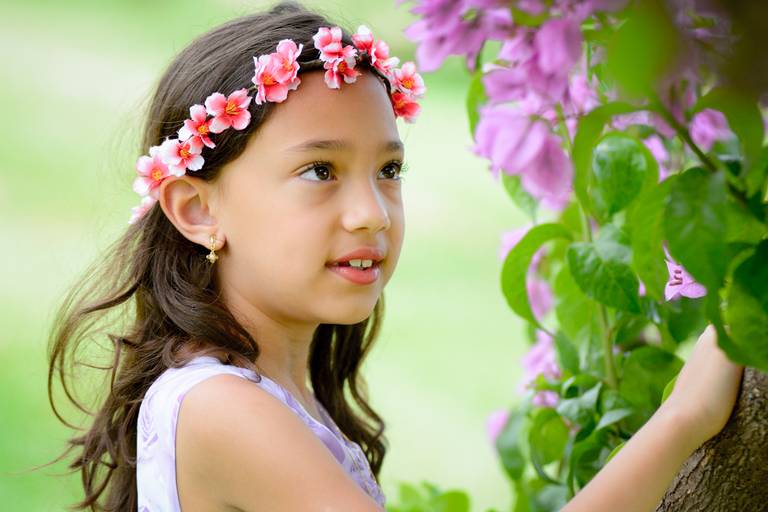 menina com coroa de flores em jardim