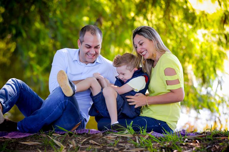familia brinca em gramado