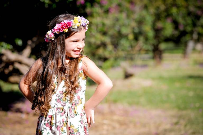 menina com a mao na cintura