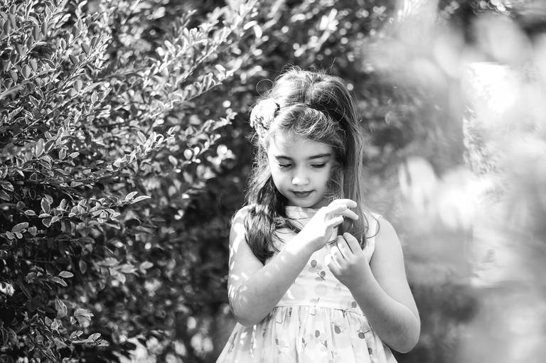 menina alisando o cabelo