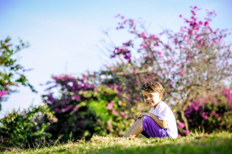 menino sentado na grama