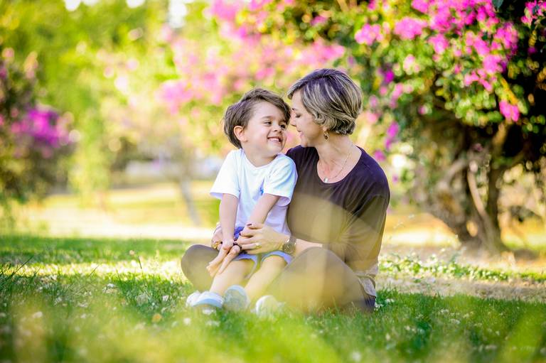 mae e filho se olhando em jardim