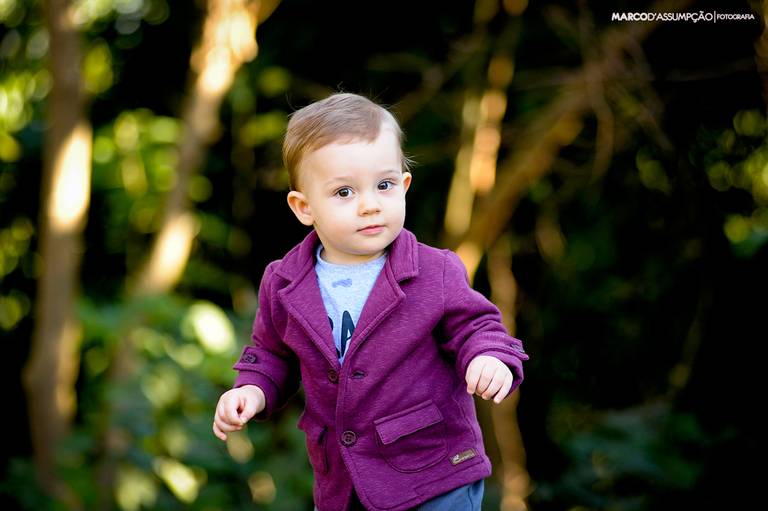 menino de blusa roxa