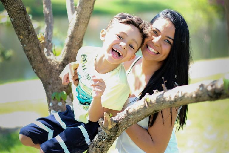 mae e filho em cima da arvore