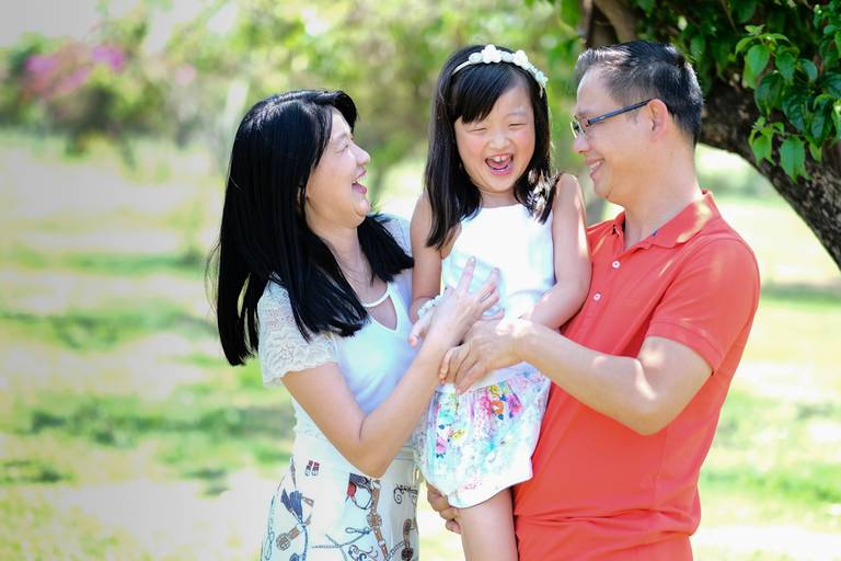 familia sorrindo em parque