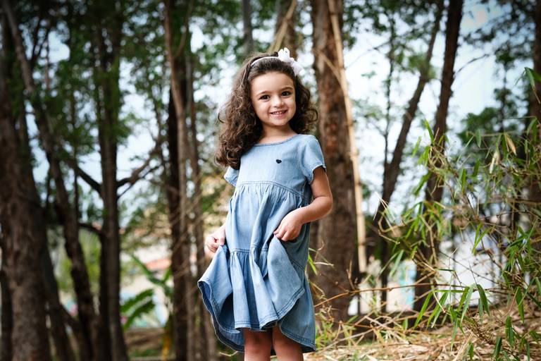 menina balancando o vestido