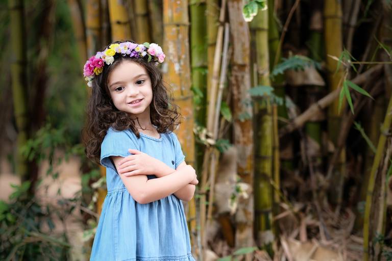 menina te bracos cruzados
