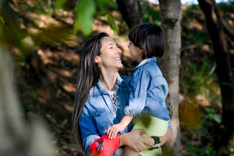 mae e filho se olhando