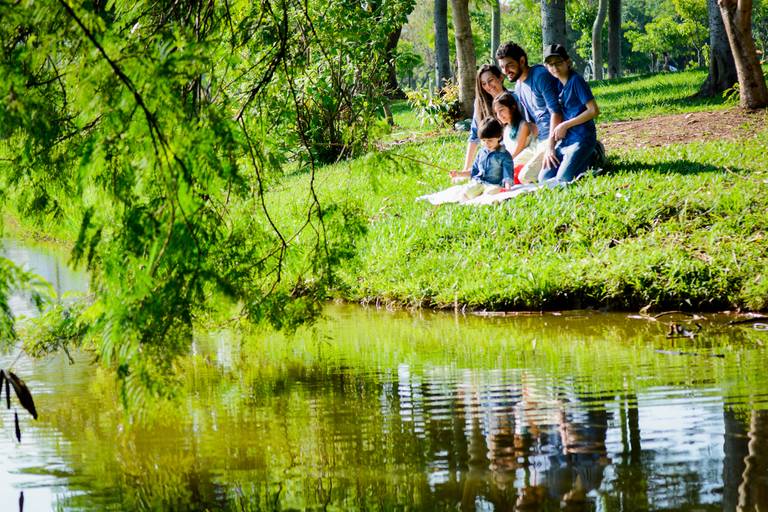 familia pescando em lago
