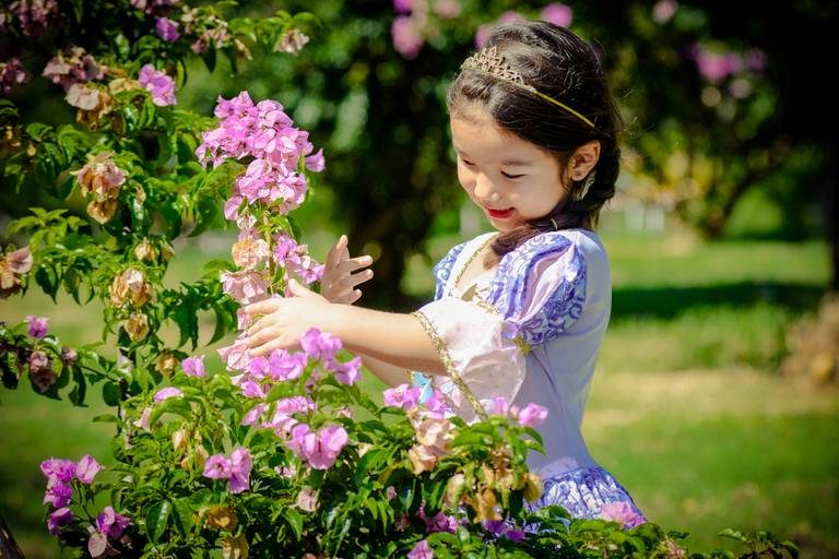 menina brincando em jardim