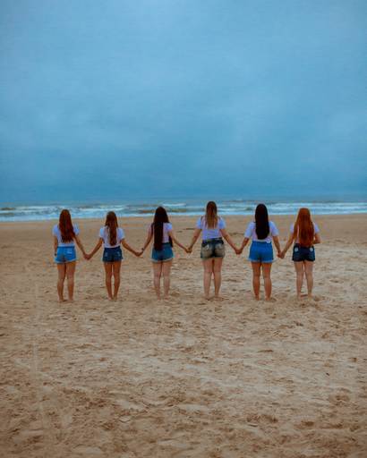 amigas de mãos dadas na praia