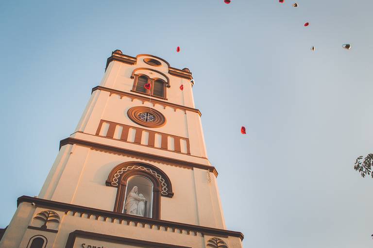 Casamento Curitiba - saída dos noivos com balões - Paróquia SantAna Abranches - Juliana Madalosso Fotogrfia
