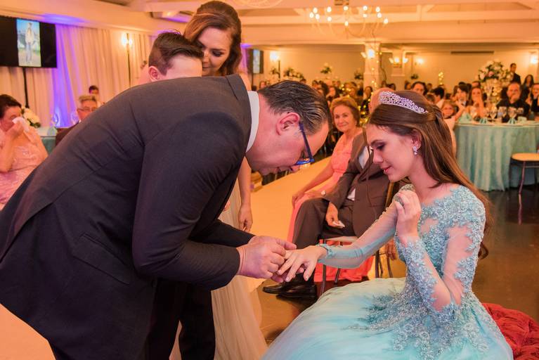 Festa de 15 anos - Mansão Merano - anel da debutante  - Festa -  Curitiba - Juliana Madalosso Fotografia