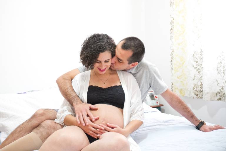 Gestante em casa com marido