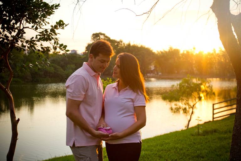 gestante no por do sol