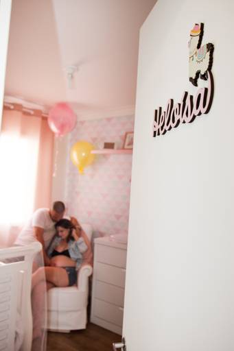 ensaio de gestante em casa no quarto do bebê